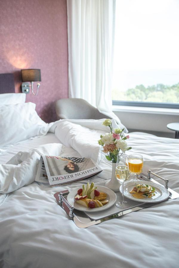 Premier Hotel Odessa Esterno foto Room service