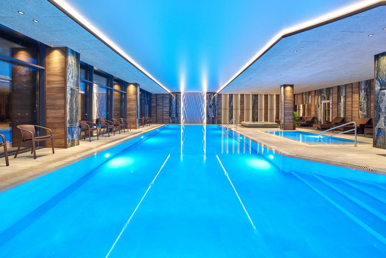 Premier Hotel Odessa Esterno foto The swimming pool at the hotel