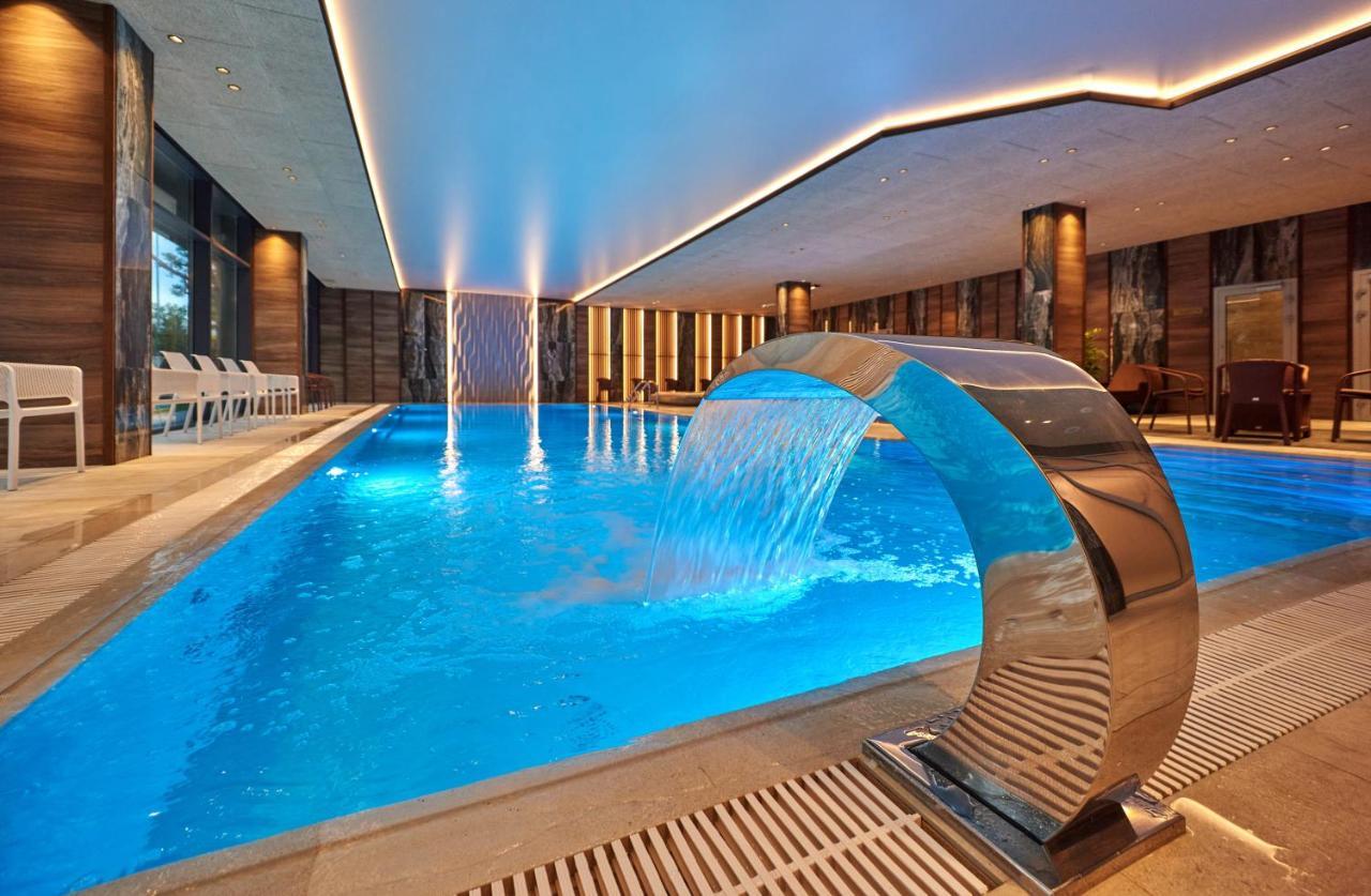 Premier Hotel Odessa Esterno foto The swimming pool at the hotel