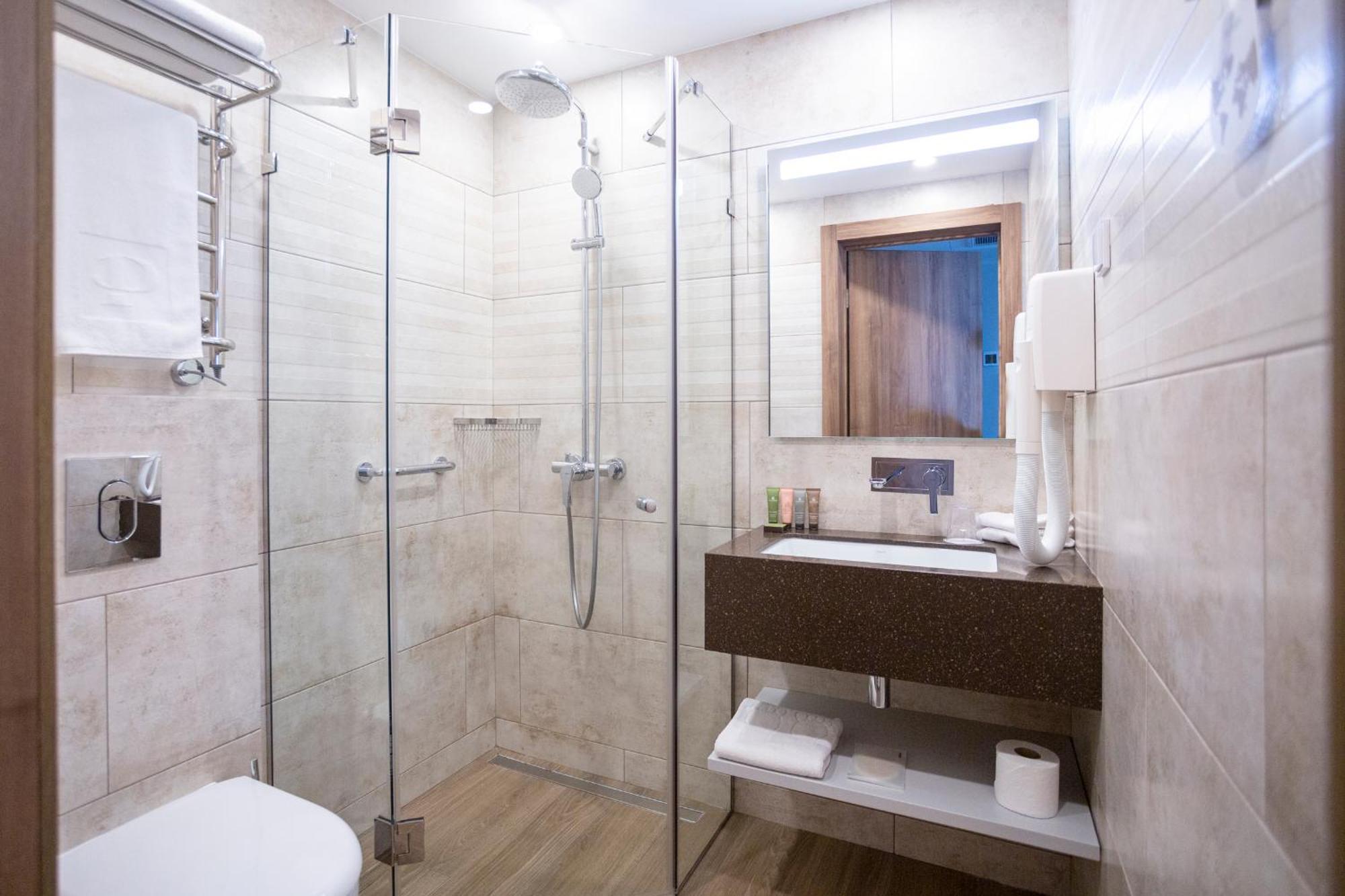 Premier Hotel Odessa Camera foto A shower enclosure